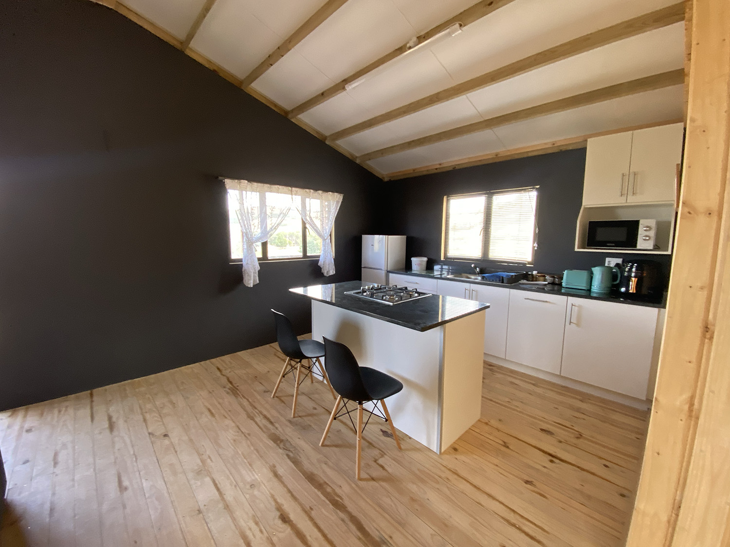 2-Bedroom Riverside Cabin 9: Ravah - Kitchen island and dining area