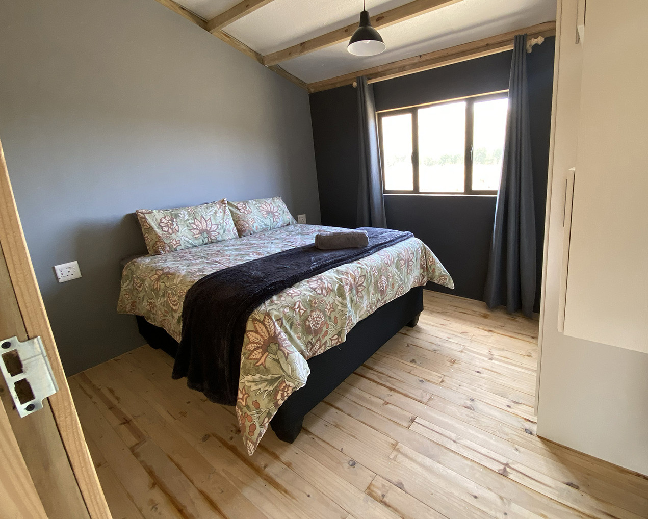 1-Bedroom Pet-Friendly Riverside Cabin 2: Selah - Bedroom with valley window