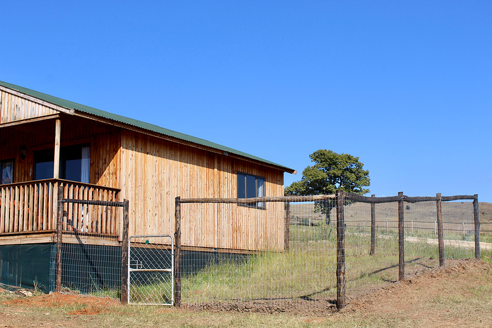 1-Bedroom Pet-Friendly Riverside Cabin 2: Selah - Cabin exterior and fenced yard